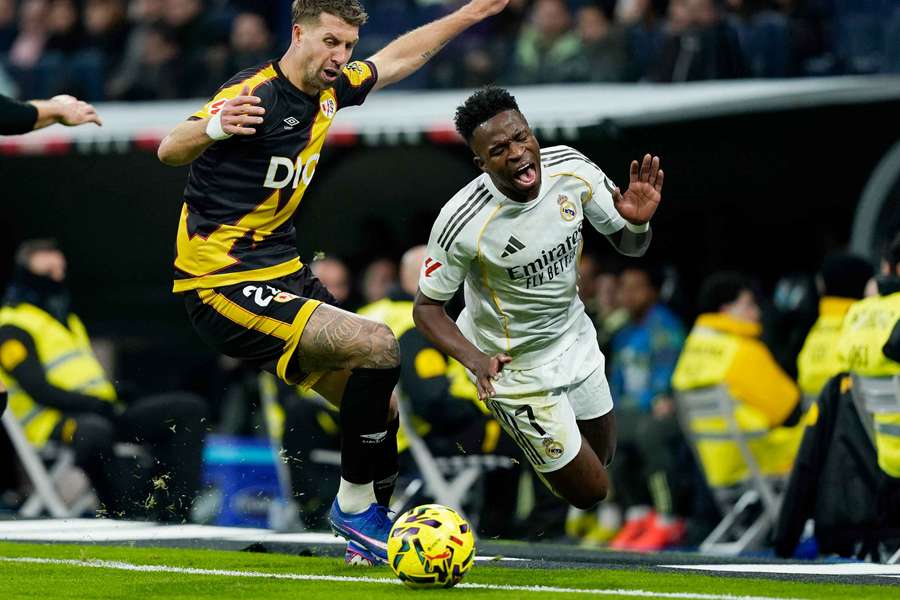 Vinícius, provocando una falta 