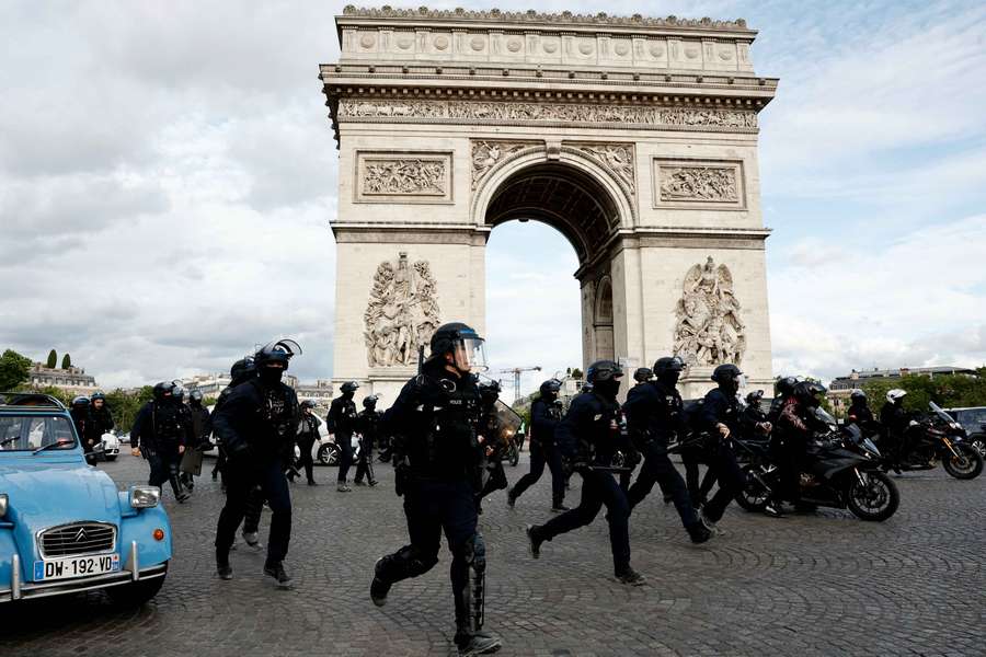 L'Arc de Triomphe à Paris, sécurisé ce week-end par les CRS.