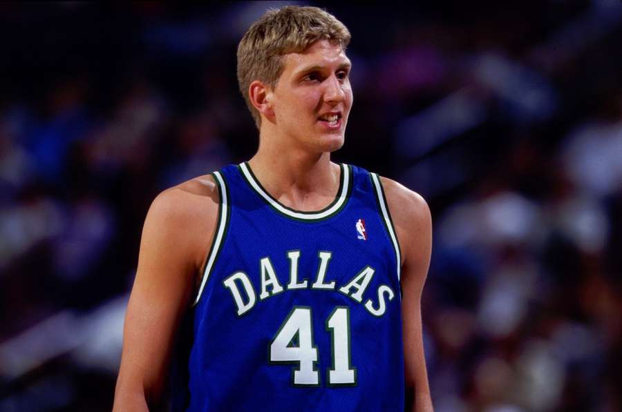 Nowitzki 1999 im Trikot der Dallas Mavericks