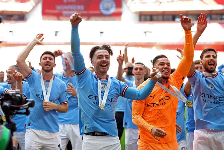 Grealish oslavuje so spoluhráčmi pohárový triumf vo Wembley.