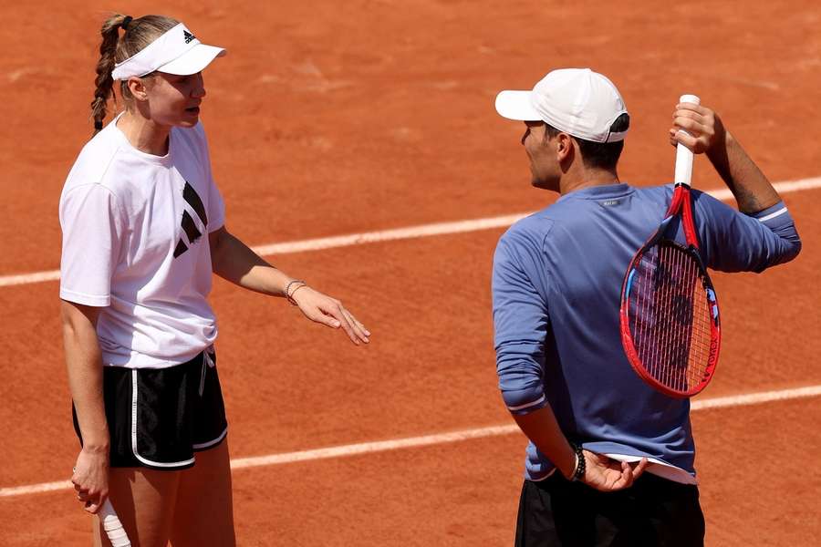 Rybakinová a Vukov počas tréningu na French Open 2023.