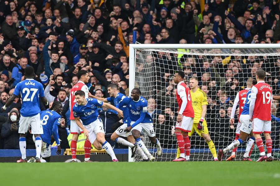 Fotbalisté Evertonu slaví gól do sítě Arsenalu.