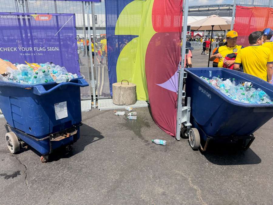 Milhares de garrafas plásticas são descartadas pelos torcedores antes da entrada no estádio