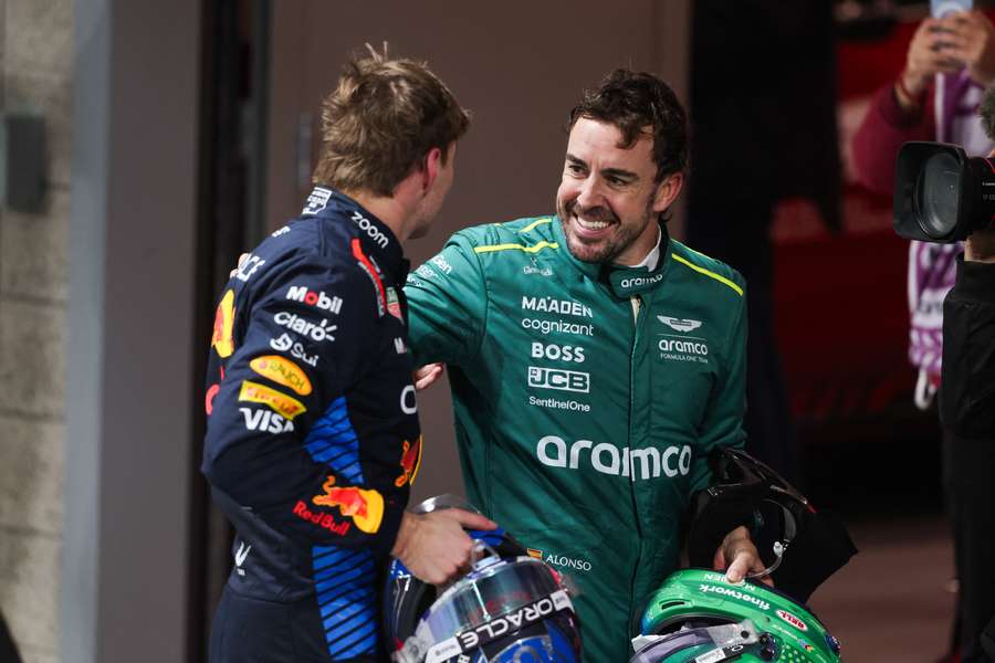 Alonso (D) felicita a Max Verstappen (I)