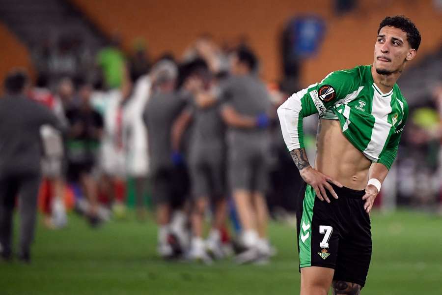 Antony se lamenta tras la eliminación del Betis en Europa League