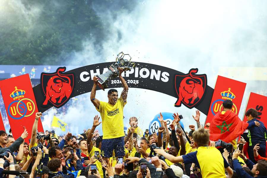 Jugadores y aficionados lo celebraron juntos tras la histórica victoria