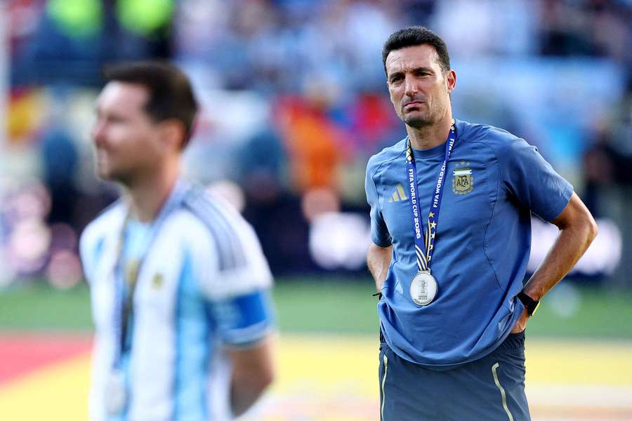 Scaloni se po prohraném finále neubránil slzám. Scaloni se po prohraném finále neubránil slzám.