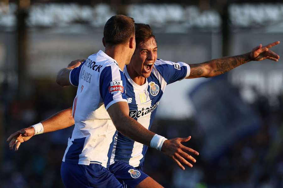 Bednarek i Kiwior cieszą się bramki w meczu Casa Pisa z FC Porto. Bednarek i Kiwior cieszą się bramki w meczu Casa Pisa z FC Porto.