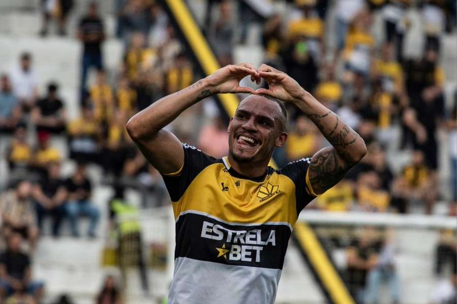 Arilson fez o segundo gol do Criciúma contra o Sampaio Corrêa