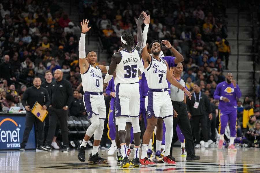 Les Lakers célébrant leur deuxième victoire sur les Spurs.