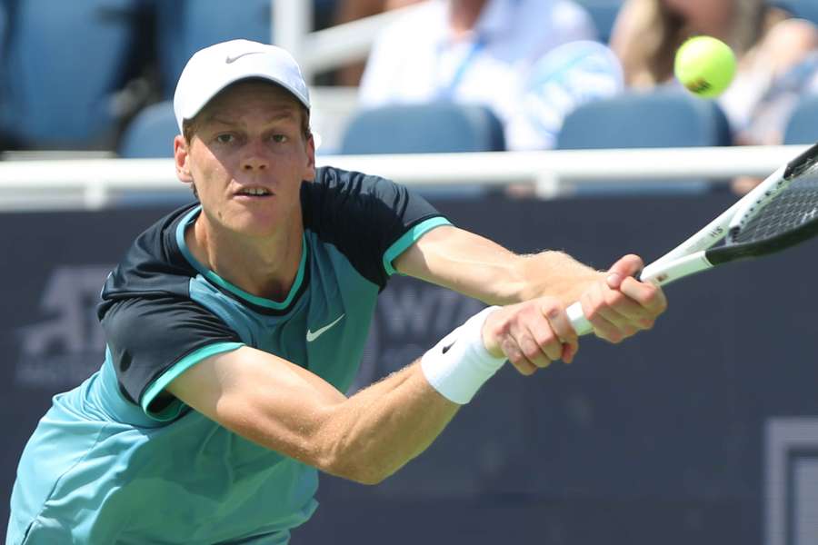 Sinner won in drie sets van Rublev