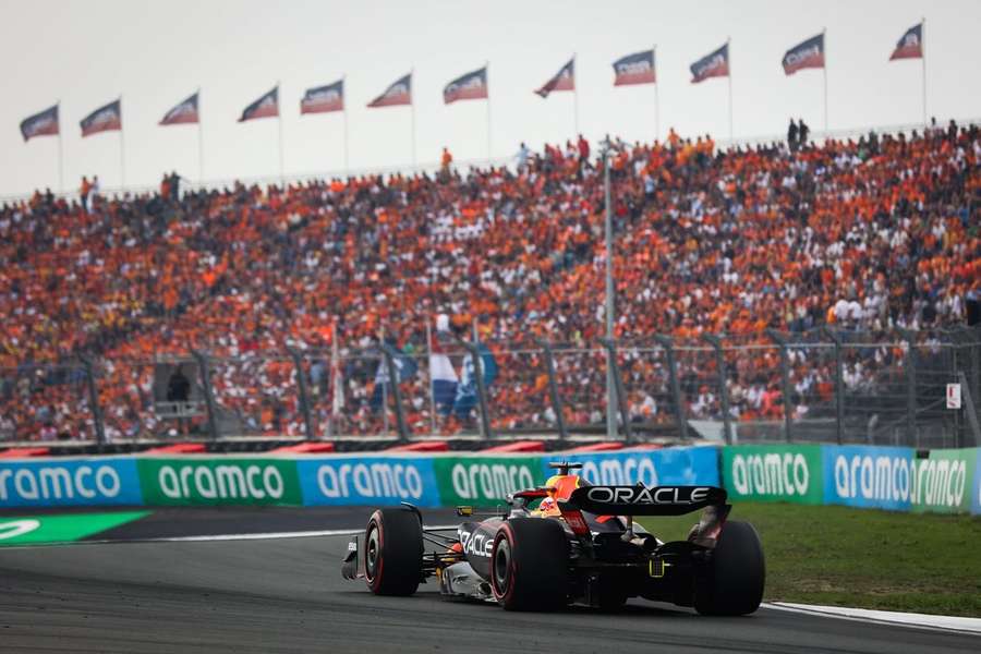 Max Verstappen op het circuit van Zandvoort