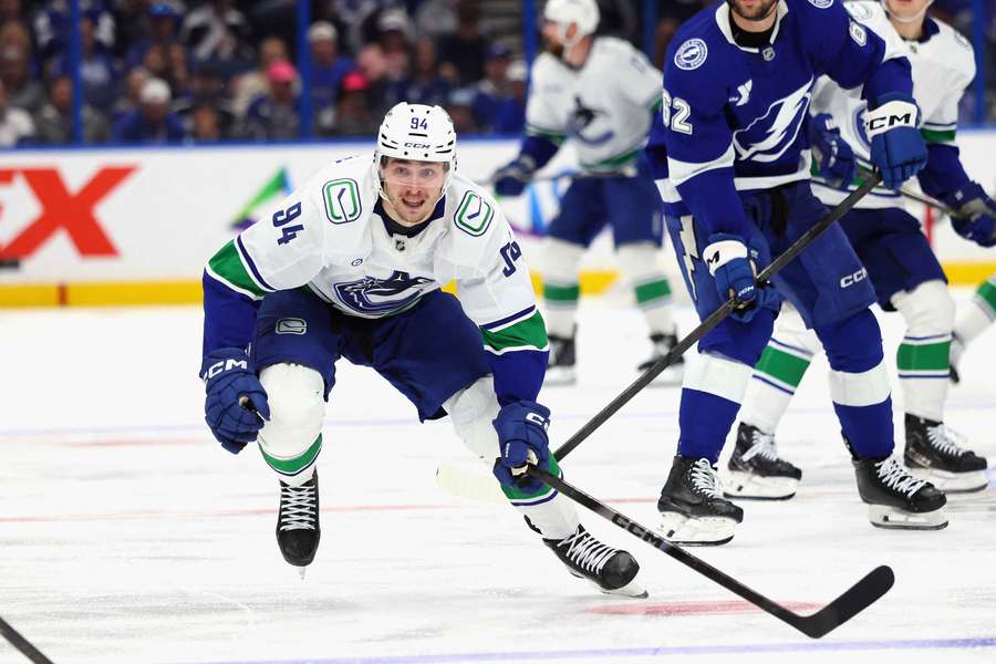 Karlsson v drese Canucks. Karlsson v drese Canucks.