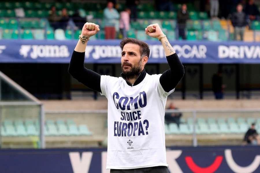 Trenér Coma Cesc Fábregas slaví postup do pohárové Evropy.