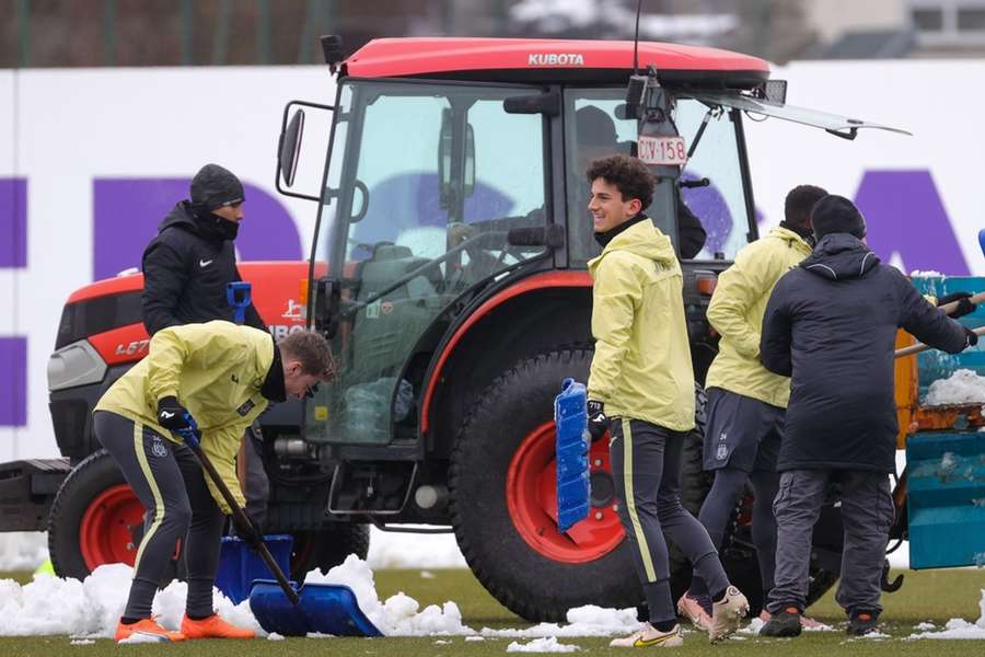De sneeuw van woensdag kunnen zelfs de spelers van Anderlecht zelf niet tegenop scheppen De sneeuw van woensdag kunnen zelfs de spelers van Anderlecht zelf niet tegenop scheppen