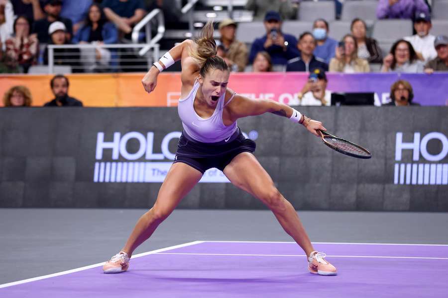 Aryna Sabalenka eliminou número um mundial e defronta Caroline Garcia na final das WTA Finals