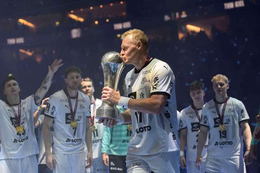 Patrick Wiencek mit seiner neusten Trophäe.