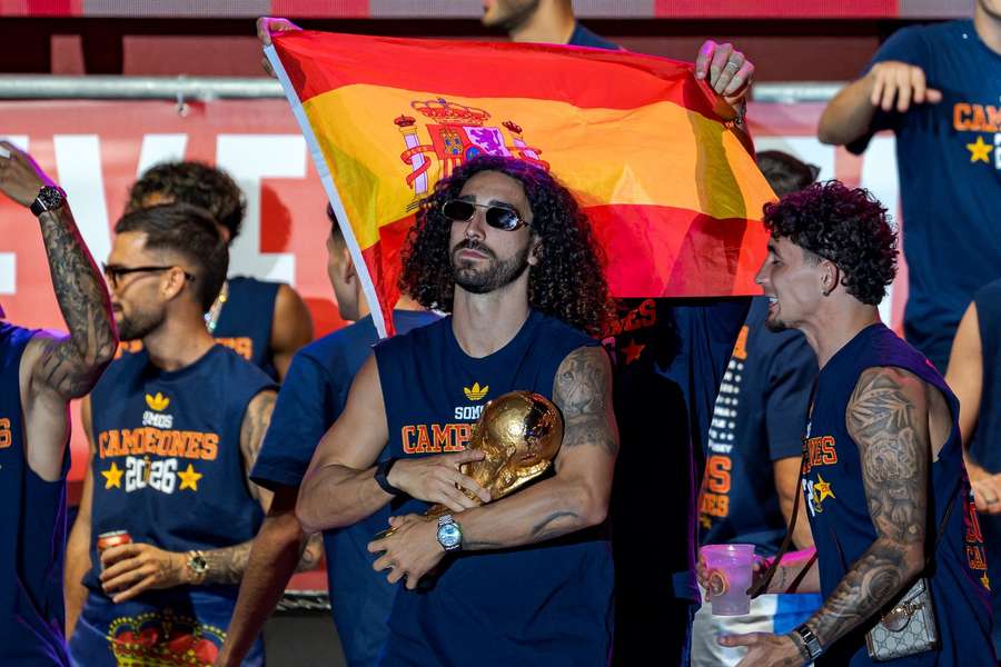 Cucurella při oslavách s trofejí pro mistry světa