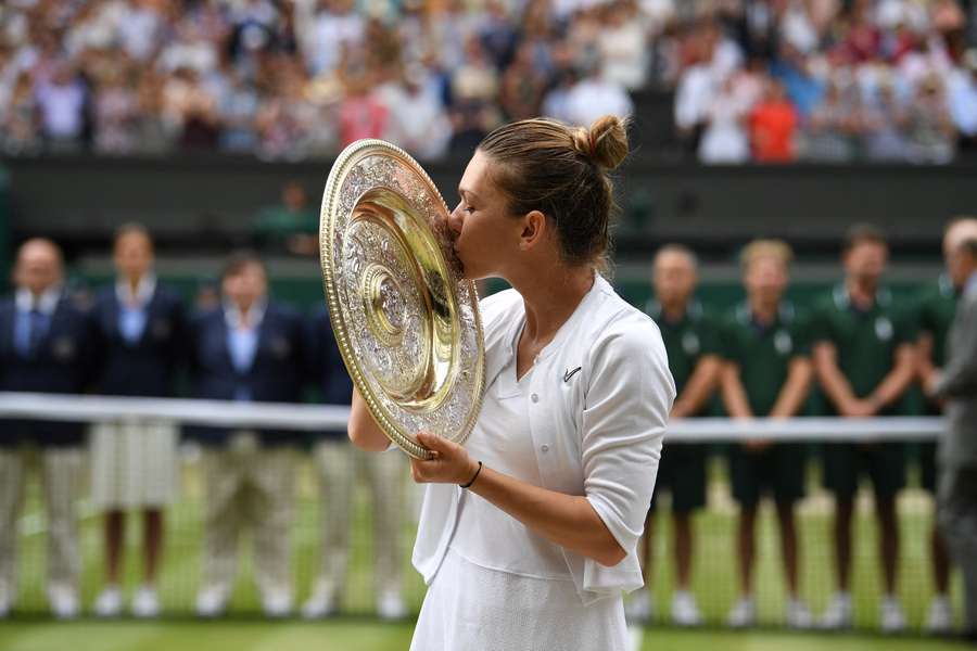 Simona Halep con el título de Wimbledon