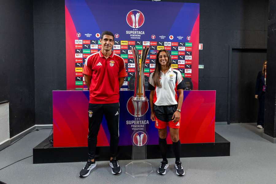 Ivan Baptista, treinador do Benfica, e a lateral Catarina Amado projetaram encontro da Supertaça Ivan Baptista, treinador do Benfica, e a lateral Catarina Amado projetaram encontro da Supertaça