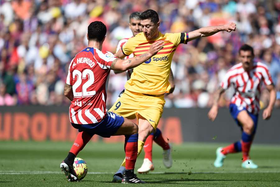 Robert Lewandowski battles with Mario Hermoso