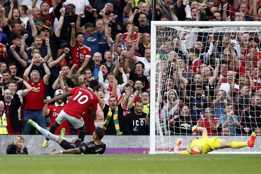 Manchester United beat league leaders Arsenal at Old Trafford on Sunday