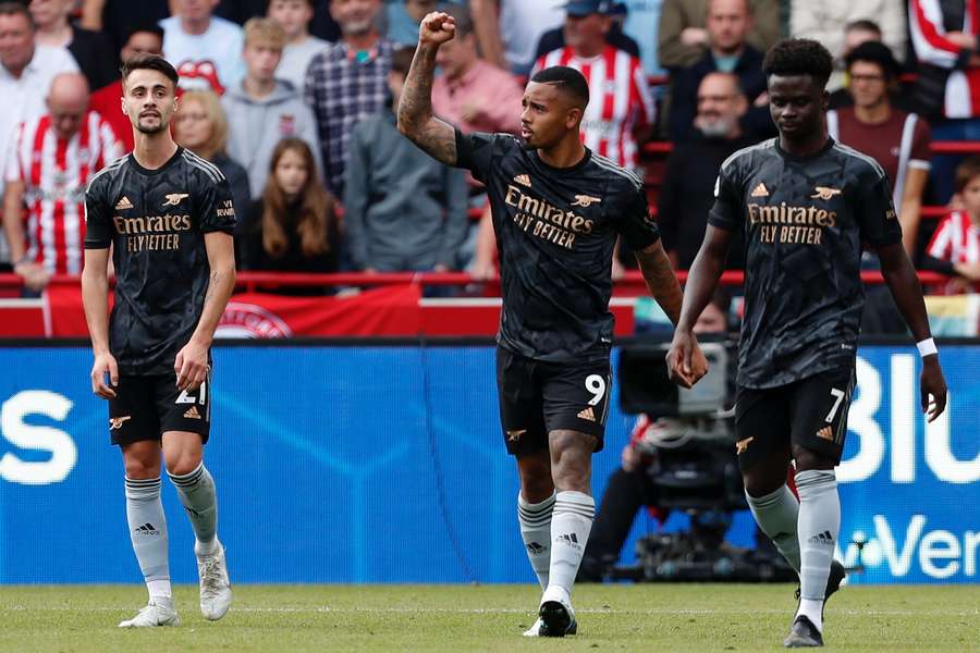 Arsenal breeze past Brentford to regain Premier League top spot