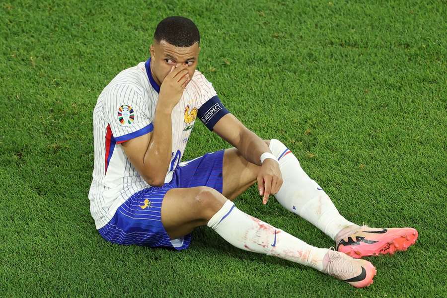 O astro fraturou o nariz na estreia da França na Eurocopa