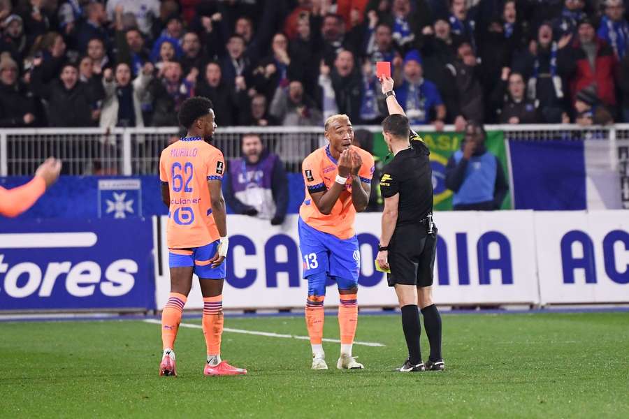 Jeremy Stinat îl elimină pe Derek Cornelius în Auxerre - Marseille 3-0