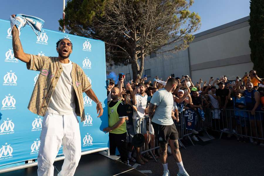 Aubameyang lançant les chants avec les supporters de l'OM