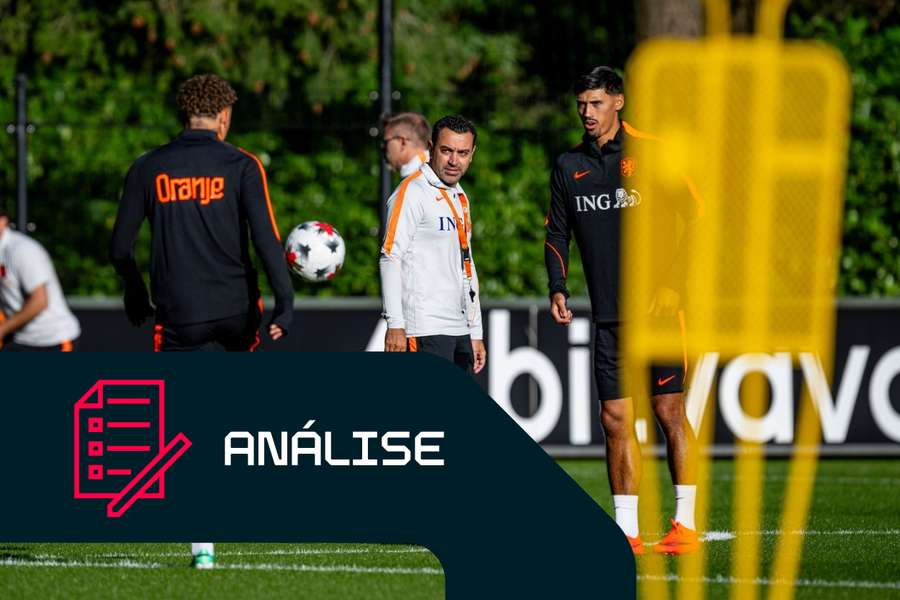 Selecionador dos Países Baixos, Xavi, observa o treino