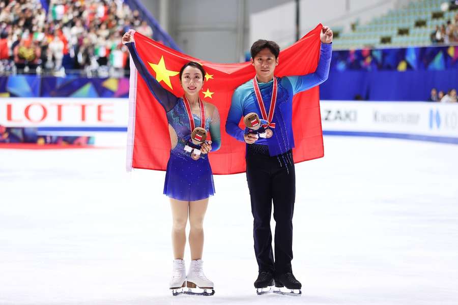 Patinatorii chinezi Sui Wenjing și Han Cong