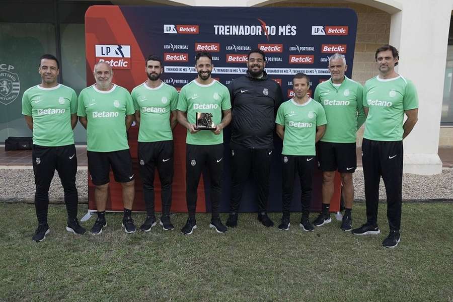 Rúben Amorim com a restante equipa técnica do Sporting