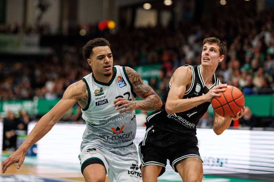 Richard Balint im Zweikampf mit Nolan Adekunle.