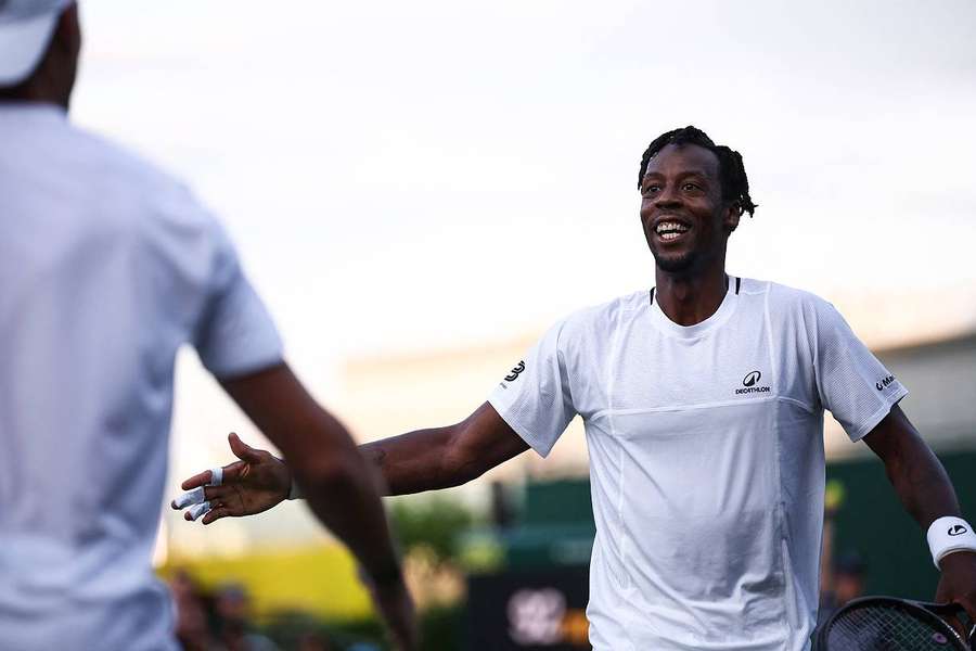 Monfils poussé au 5e set, son match interrompu par l'obscurité