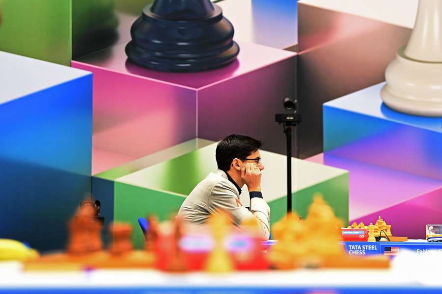 Giri in het schaakdecor van Tata Steel Chess