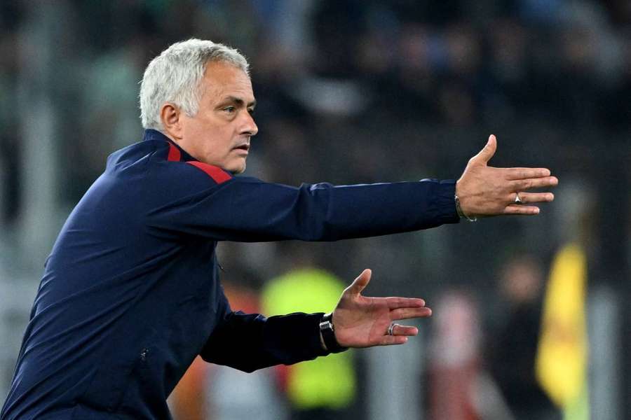 Napoli are favourites but Roma can win, says Mourinho