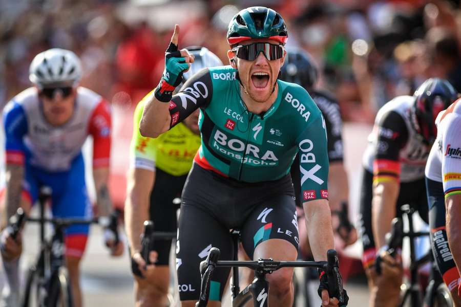 Sam Bennett claims stage 2 at Vuelta a España