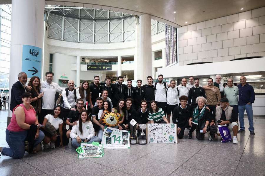 Comitiva do Sporting no aeroporto, em Lisboa