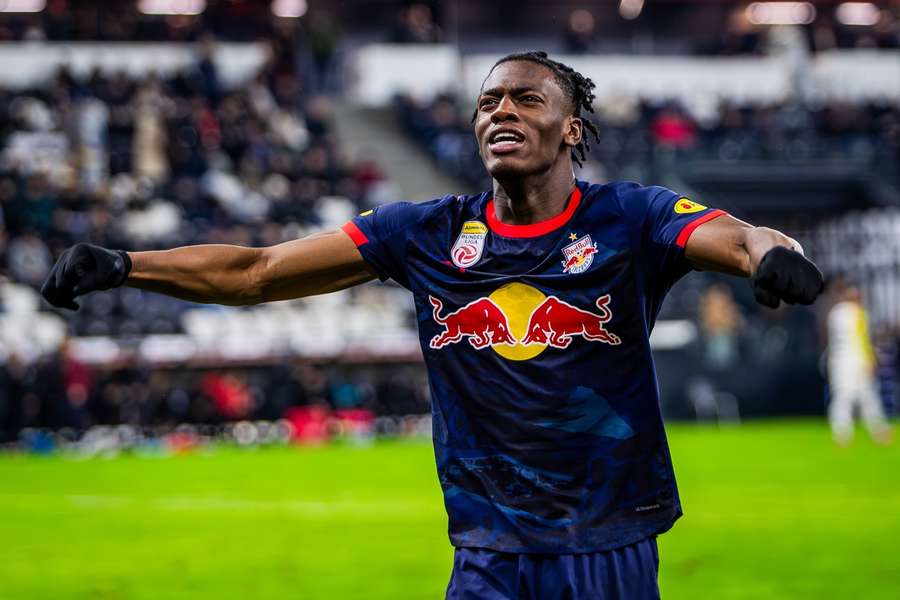 Dortmund sign French defender Gadou from Salzburg