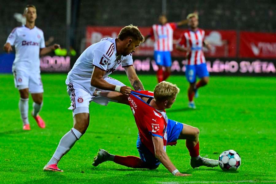 Hanba, hanba, hanba, nešetří Spartu po brněnském krachu Ševínský. Kapitán věří, že facka ji probere Hanba, hanba, hanba, nešetří Spartu po brněnském krachu Ševínský. Kapitán věří, že facka ji probere