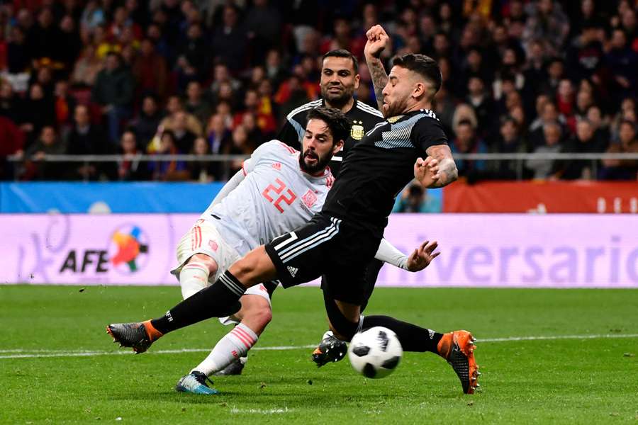 Isco, à frente de Otamendi, no último jogo Espanha-Argentina de 2018, no Metropolitano