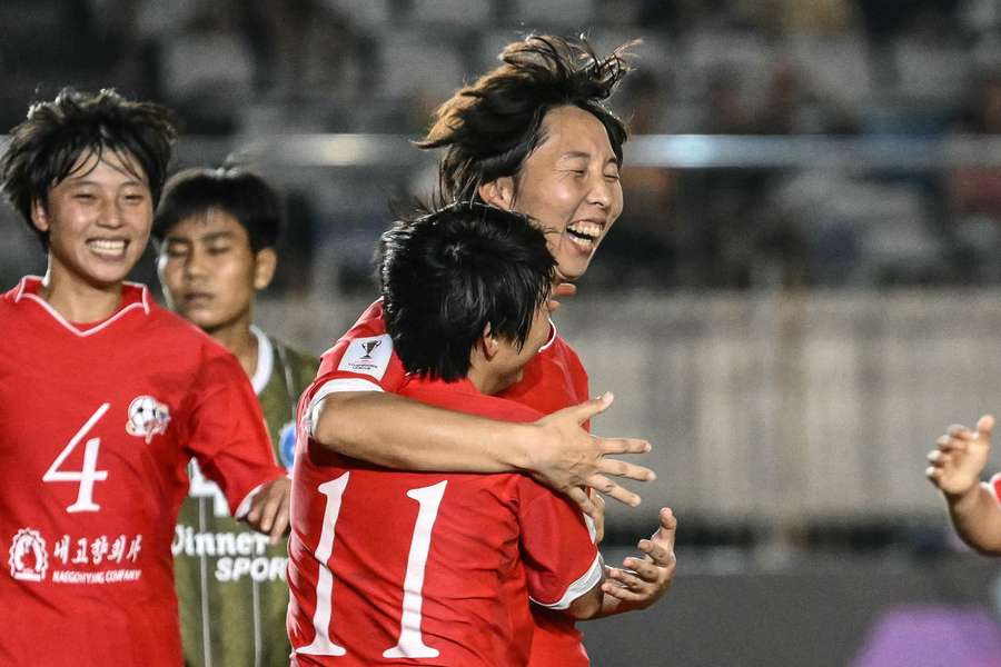 Jugadoras del Naegohyang celebran un gol