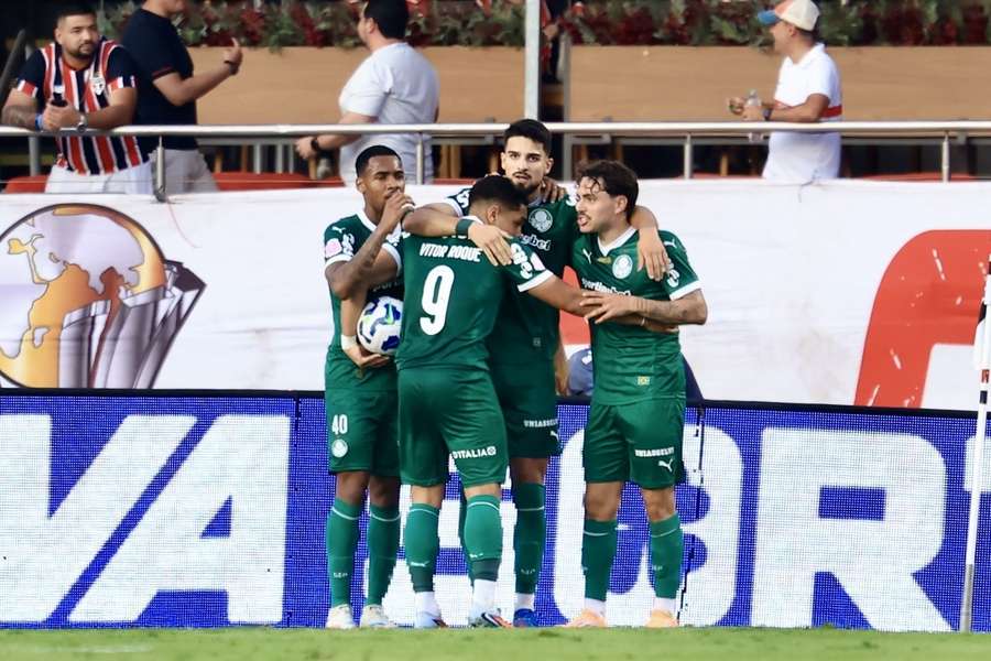 Jogadores celebram gol marcado por Flaco López