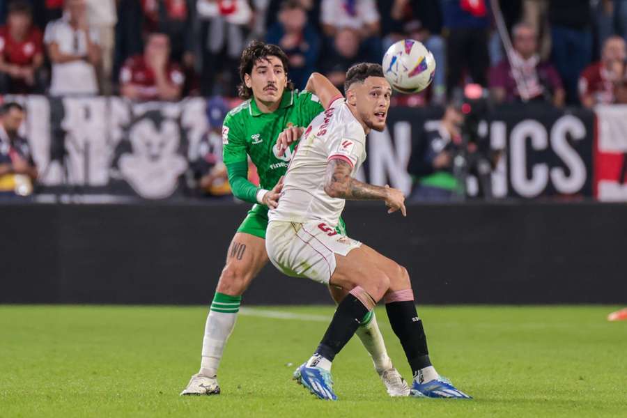 Ocampos y Bellerín pelean por un balón en el Sevilla-Betis de la ida