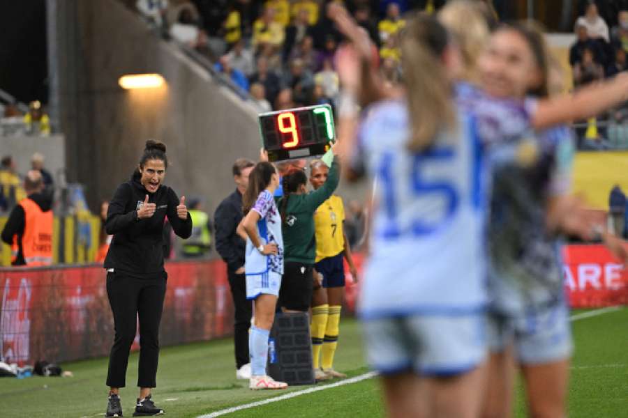 Montse Tomé apoia a partir da linha lateral