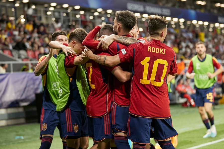 Los jugadores de España celebran uno de los goles