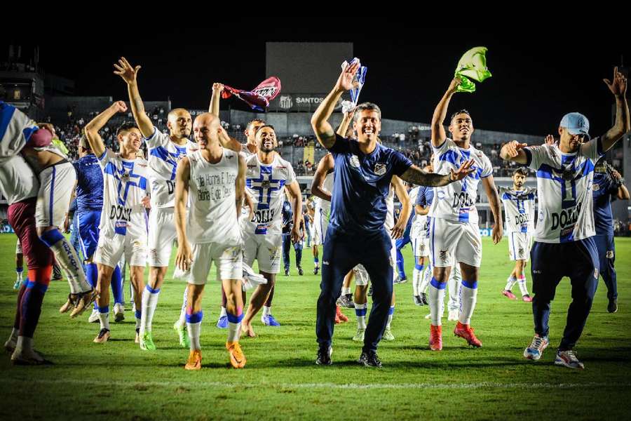 Jogadores do Água Santa comemoram classificação à final do Paulistão