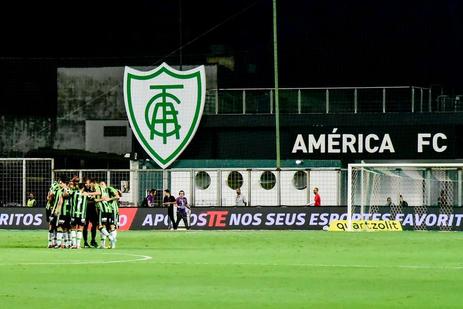 América aproveita queda do Cruzeiro para bater de frente com o Atlético no cenário estadual