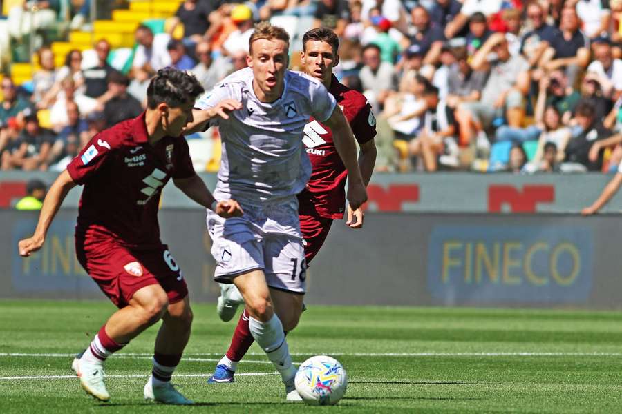 Adam Buksa z Udinese w starciu z zawodnikami Torino.
